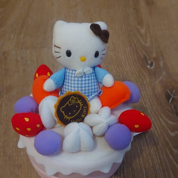 Sold-1976, 2003 Sanrio Hello Kitty Velcro Plush Cake - Picture 2 of 5